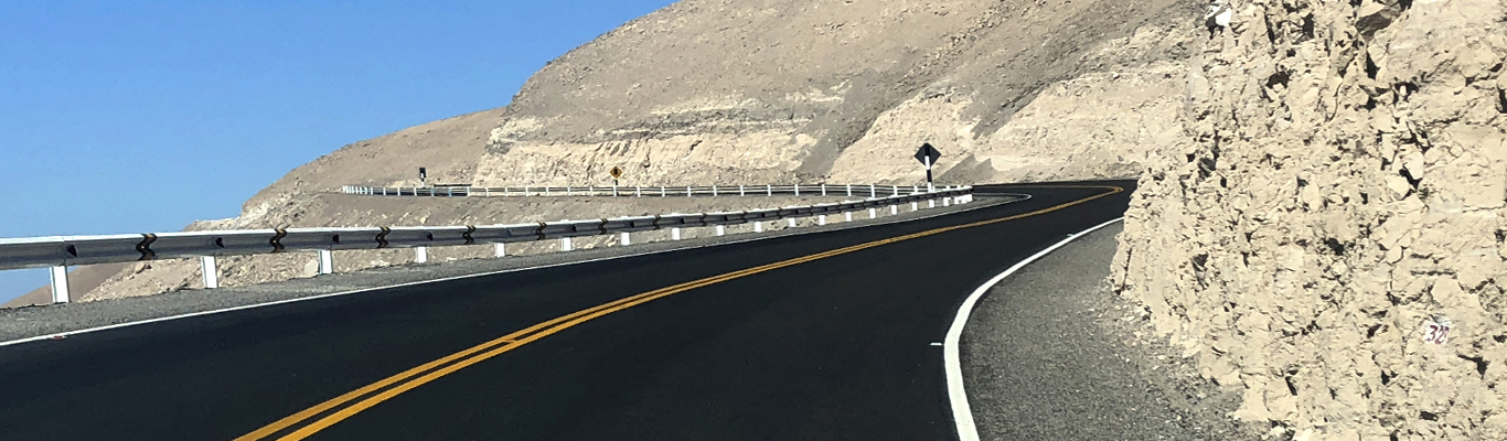El Secreto de la Señalización Impecable: Ventajas de la Pintura Alba Vial con Tecnología adaptada al clima peruano. 3 Un tramo de carretera en Arequipa de día soleado, donde la Pintura Alba Vial mantiene un blanco brillante sin amarillear.